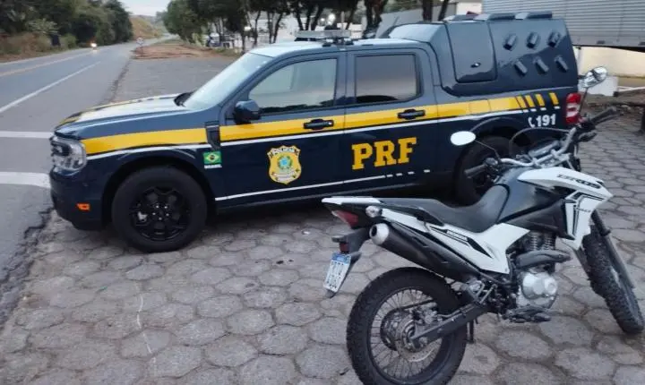PRF recupera motocicleta roubada em Belo Horizonte durante fiscalização na BR-116, em Laranjal