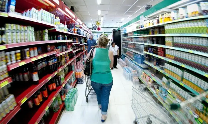 Produção industrial recua 0,6% em agosto e consolida perdas, aponta IBGE