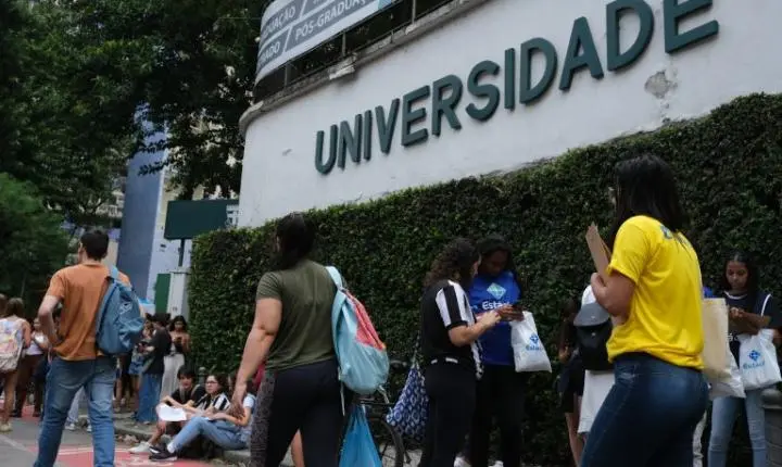 Projeto de lei propõe fim do vestibular e acesso universal ao ensino superior
