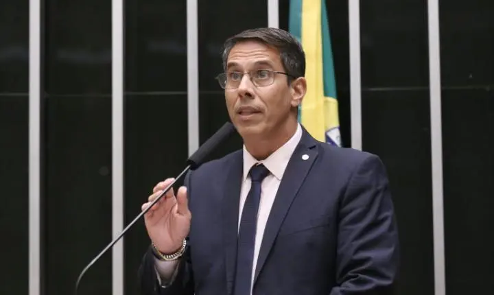 Projeto de lei busca proibir preços diferentes em postos de gasolina para pagamentos em dinheiro ou Pix
