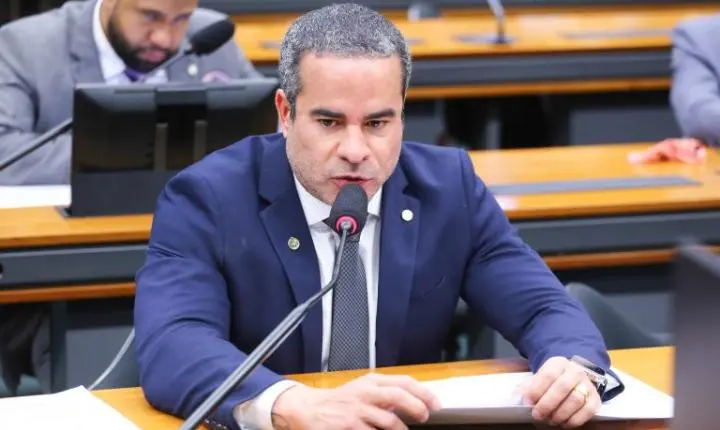 Projeto de lei criminaliza fraude por desconto indevido em folha de pagamento