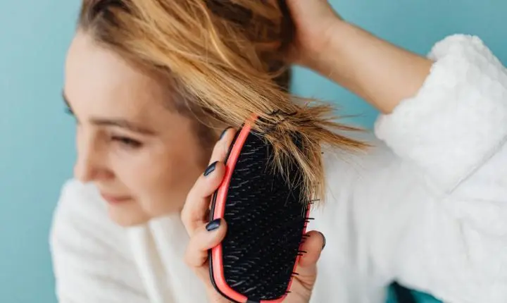 Queda de cabelo de padrão atinge cerca de 50% dos homens e das mulheres depois da puberdade