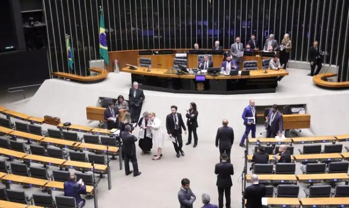 Viagem de Flávio Bolsonaro aos EUA e reeleição de Lula geram debate no Plenário
