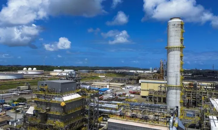 Refinarias da Petrobras superam 100% de capacidade de processamento; entenda o FUT