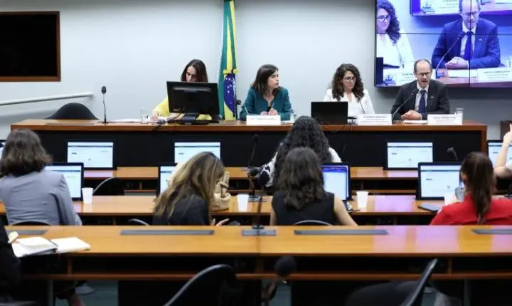 Câmara dos Deputados finaliza audiências e prepara relatório de projeto que equipara misoginia ao racismo