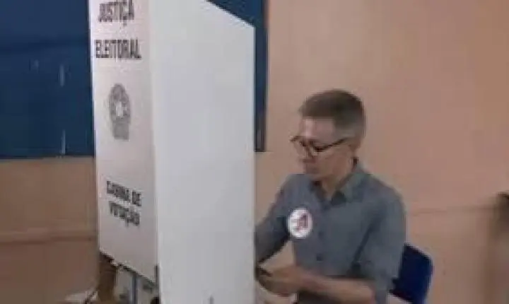 Romeu Zema é flagrado com celular na cabina de voto e episódio gera contestação sobre regras eleitorais
