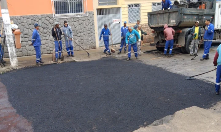 Rua Paula Lima, no Centro de Juiz de Fora, tem obras de recapeamento asfáltico iniciadas pela Empav