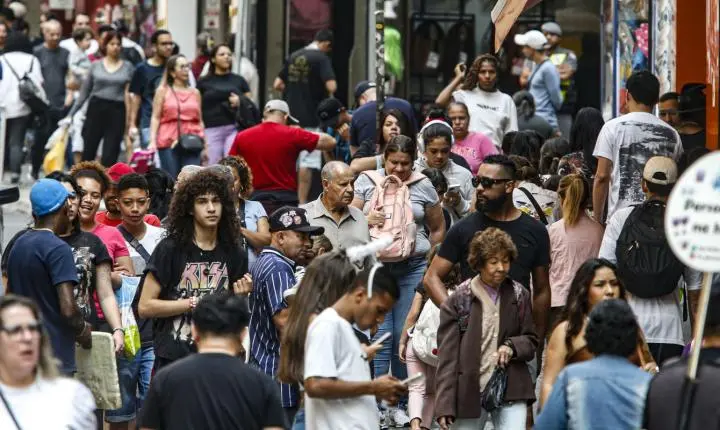 Redução da pobreza em metrópoles impulsionada por salários