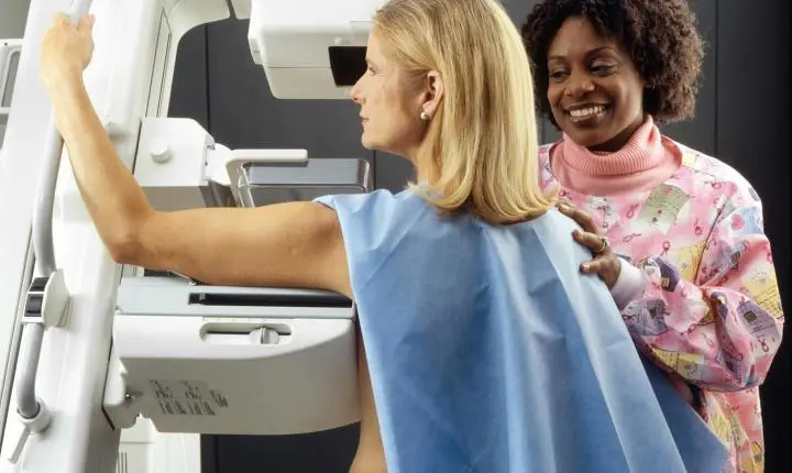 SC deve registrar 4,4 mil novos casos de câncer de mama em 2026; empresa oferece mamografias a colaboradoras