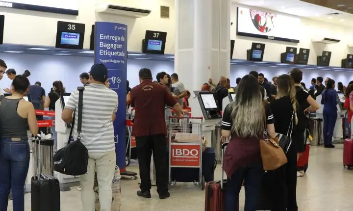 Setor de serviços recua 0,4% em maio, com transportes como principal entrave