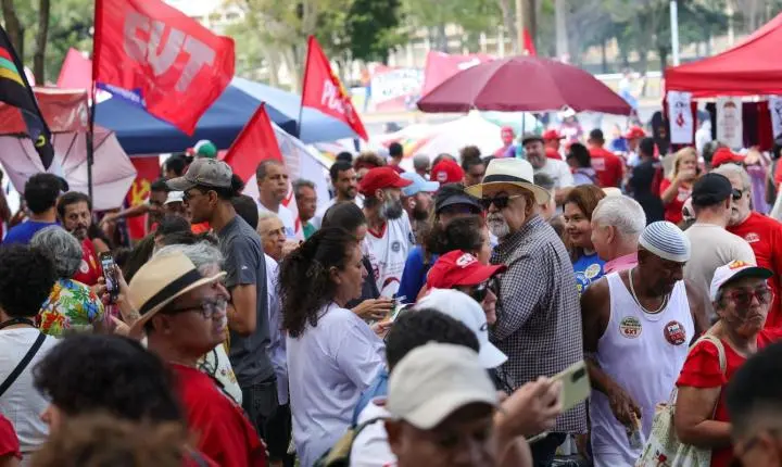 Atos de trabalhadores em diversas cidades pedem o fim da escala 6x1 e direito ao descanso