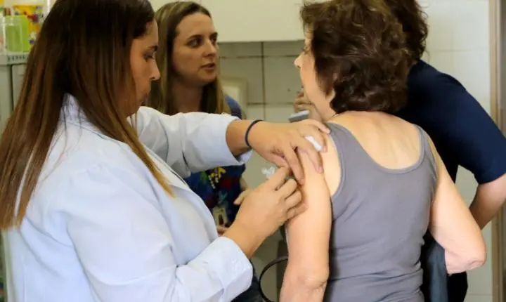 SUS passa a ofertar a vacina Pneumo 20 para idosos com mais de 85 anos