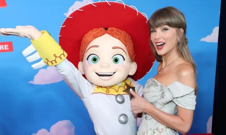 Taylor Swift ‘ensina’ inglês para crianças com novo Toy Story 5