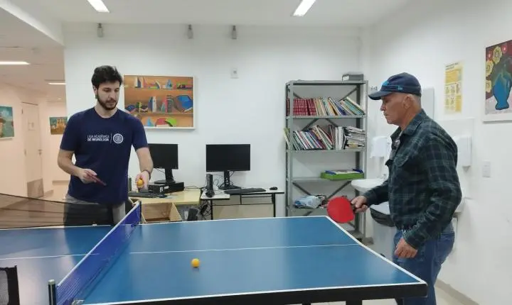 Tênis de mesa é testado como aliado no tratamento do Parkinson em Juiz de Fora