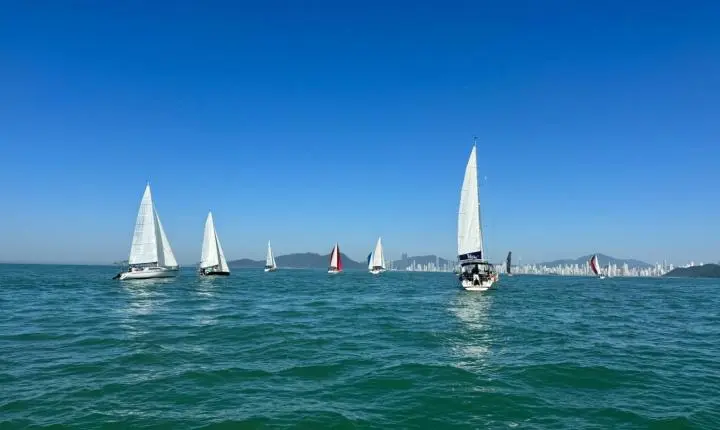 Terceira etapa do Circuito Marina Itajaí reúne cerca de 100 velejadores em Balneário Camboriú