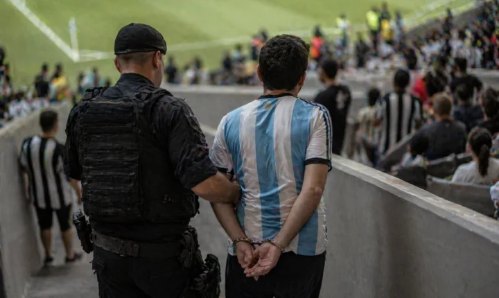Torcedor argentino é preso por suspeita de racismo durante partida em Belo Horizonte