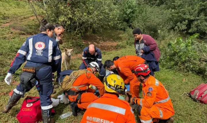 Trabalhador é resgatado após ficar preso em trator tombado em área rural de Conselheiro Lafaiete