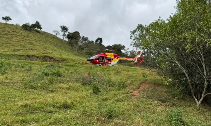 Trabalhador é resgatado após ficar preso em trator tombado em área rural de Conselheiro Lafaiete