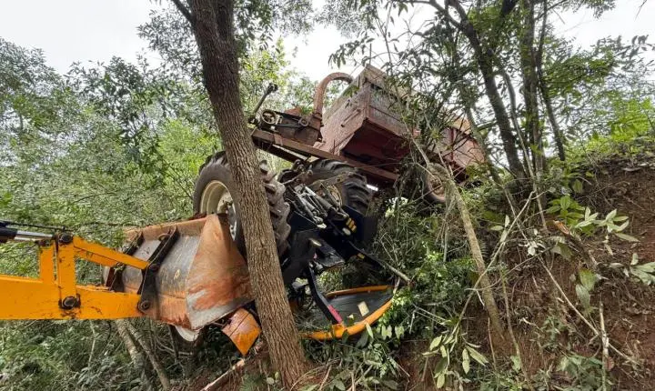 Trabalhador é resgatado após ficar preso em trator tombado em área rural de Conselheiro Lafaiete