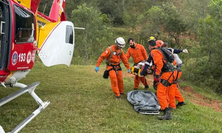 Trabalhador é resgatado após ficar preso em trator tombado em área rural de Conselheiro Lafaiete