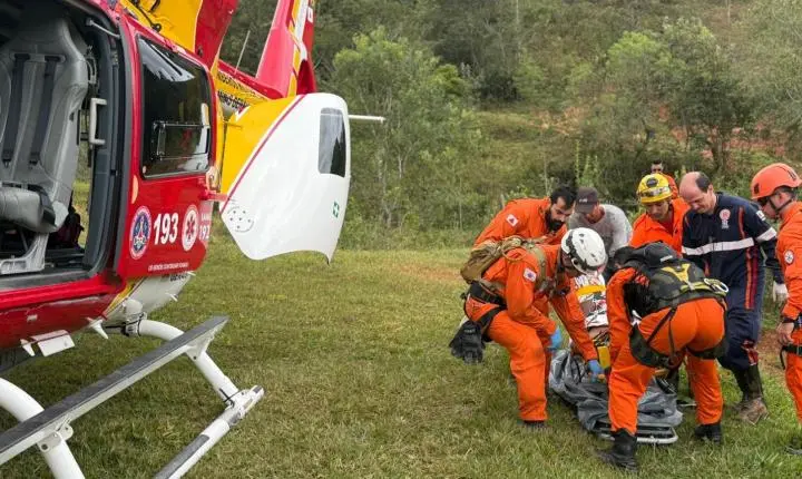 Trabalhador é resgatado após ficar preso em trator tombado em área rural de Conselheiro Lafaiete