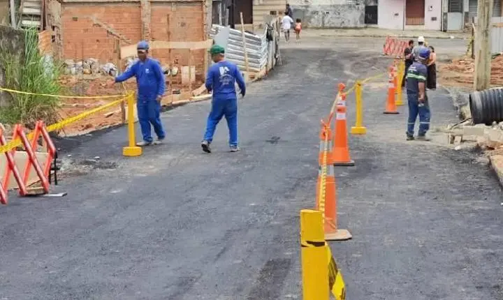 Trânsito de veículos e pedestres é liberado na Rua Professor Francisco Faria no Bairro Bonfim
