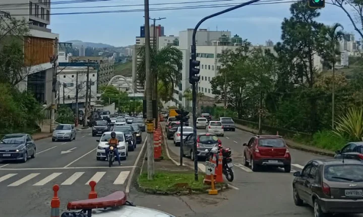 Trânsito é normalizado na Avenida Presidente Itamar Franco após demolições