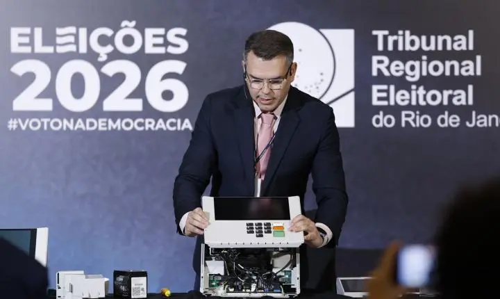TRE-RJ exibe estrutura interna da urna eletrônica e reforça segurança do voto