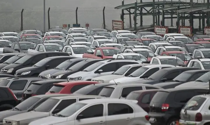Venda de veículos novos no Brasil cresce 15% até maio, revela Fenabrave