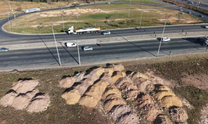 Via Cristais Recolhe Mais de 200 Toneladas de Lixo na BR-040 em Minas Gerais