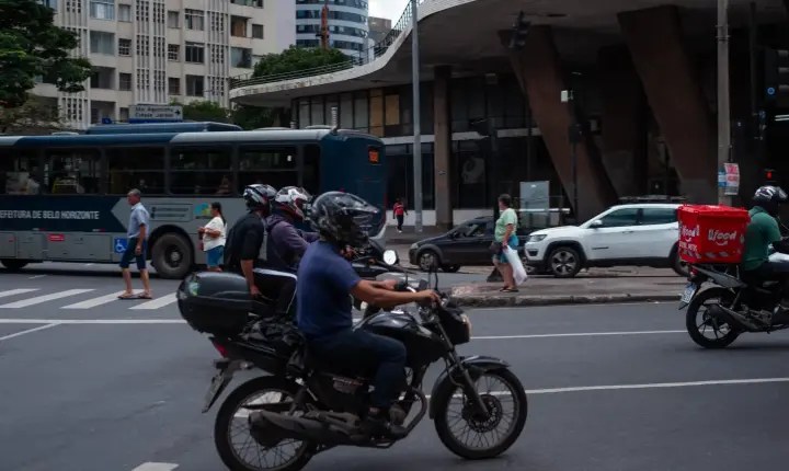 Atenção ao velocímetro: respeitar o limite de velocidade ajuda a proteger vidas