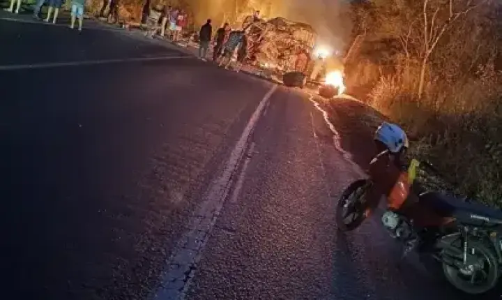 Acidente entre ônibus e carreta deixa ao menos oito mortos na BR-251 em Minas Gerais