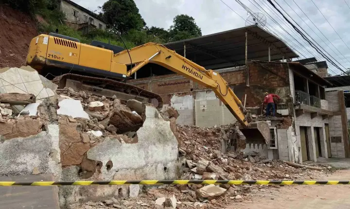 Defesa Civil de Juiz de Fora conclui demolição de 17 imóveis nesta semana
