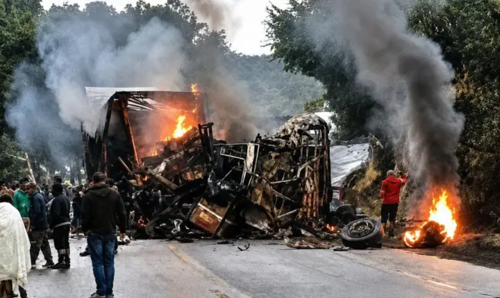 Acidente entre ônibus e carreta deixa ao menos oito mortos na BR-251 em Minas Gerais