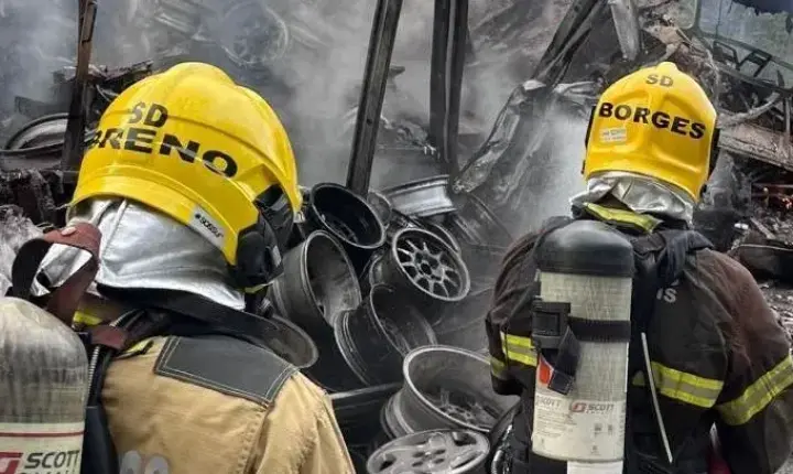 Acidente entre ônibus e carreta deixa ao menos oito mortos na BR-251 em Minas Gerais