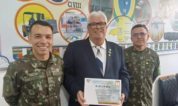 Presidente do Rotary Juiz de Fora Norte recebe homenagem do Exército após ajuda a vítimas das chuvas